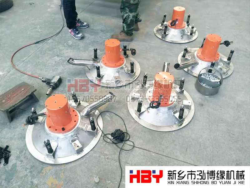 浙江嘉興的王經(jīng)理生產(chǎn)的5臺HBY-GP600型高頻篩正在安裝，預計明天才能發(fā)貨